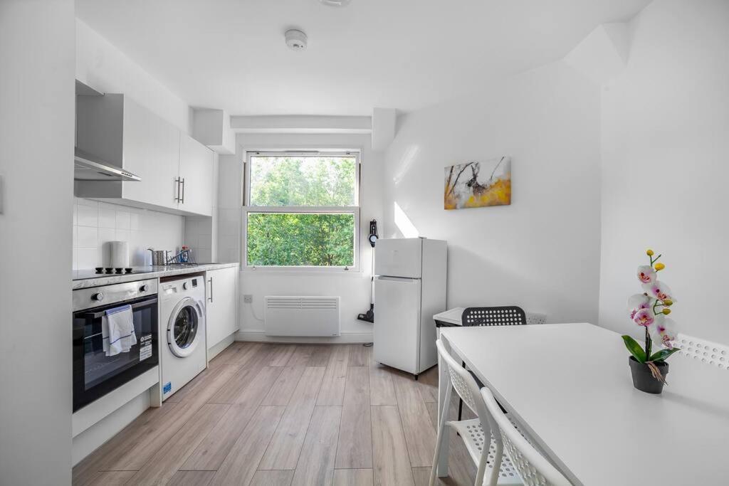 Stylish 2-bed By Tower Of Appartamento Londra