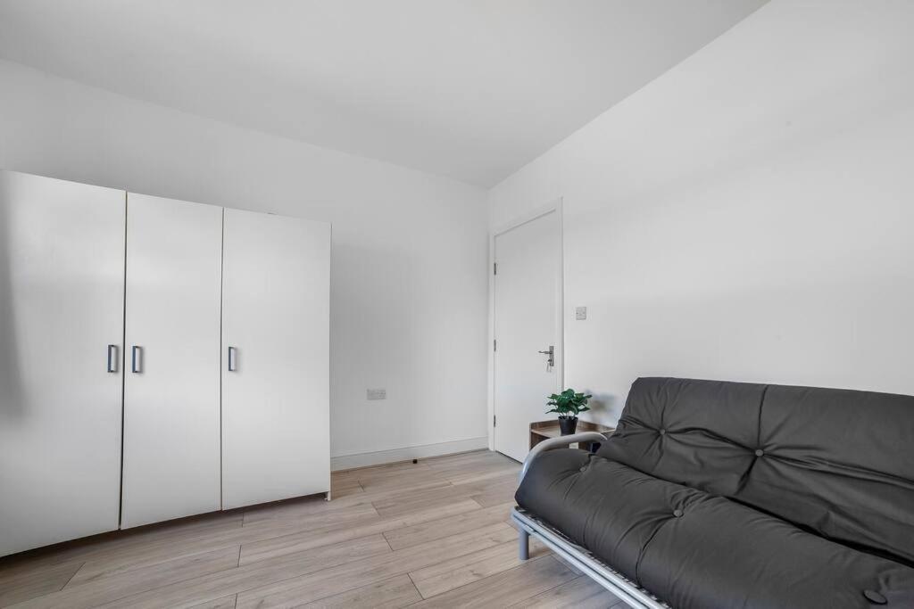 Stylish 2-bed By Tower Of Appartamento *