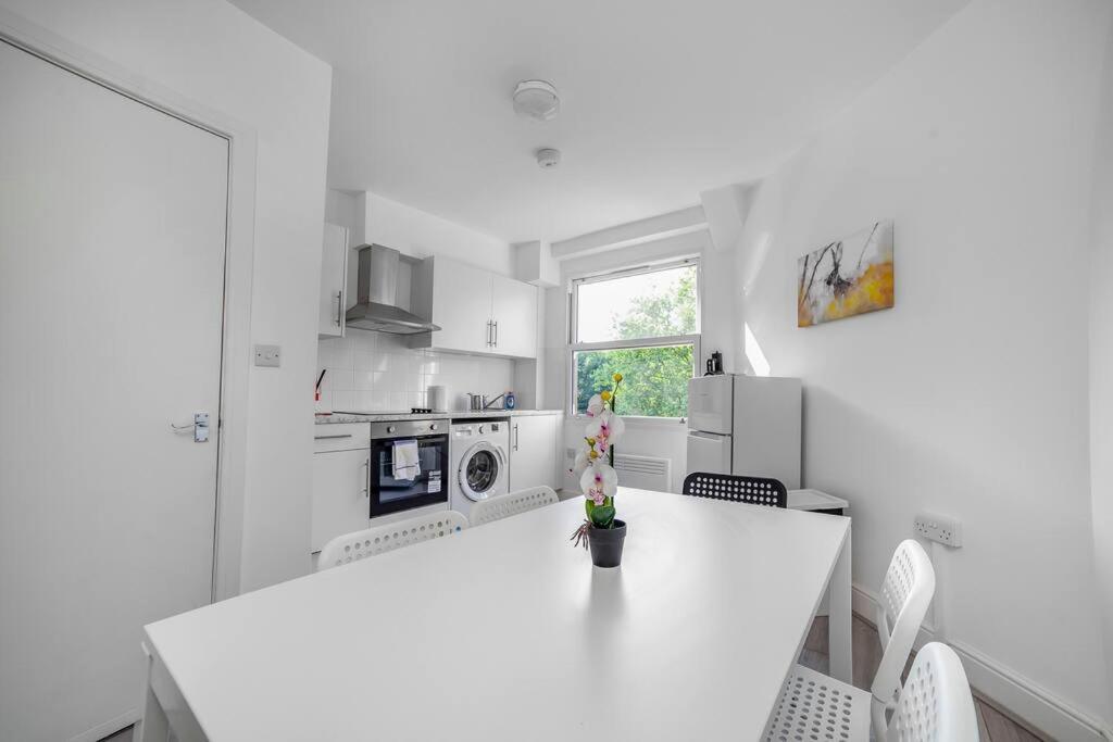 Stylish 2-bed By Tower Of Appartamento Londra