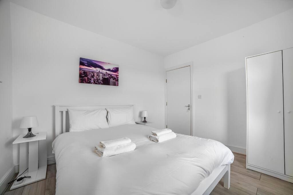 Stylish 2-bed By Tower Of Apartment *