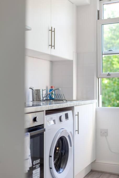 Apartment Stylish 2-bed By Tower Of *