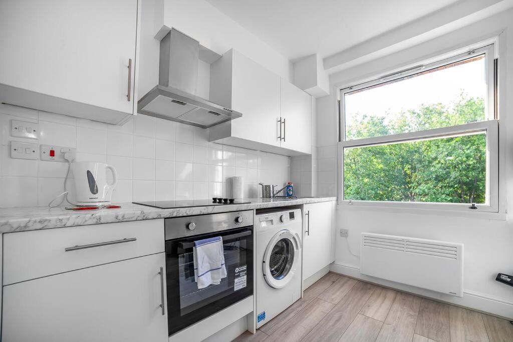 Stylish 2-bed By Tower Of Apartment