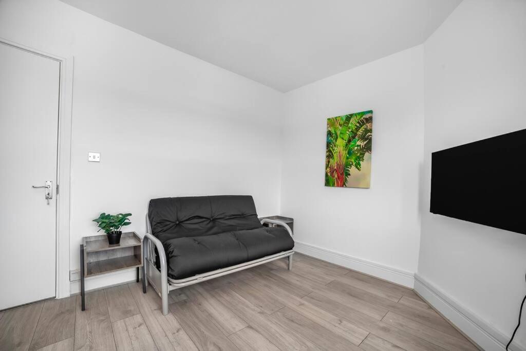 Apartment Stylish 2-bed By Tower Of