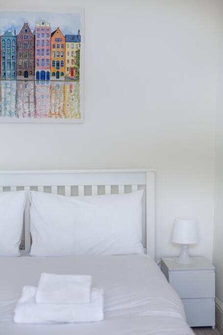 Stylish 2-bed By Tower Of Apartment *